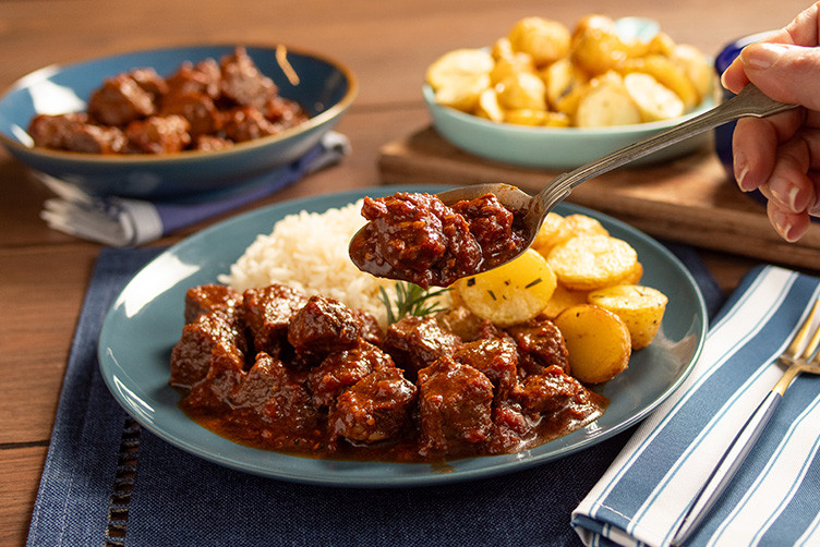 Carne Cozida na Cerveja Preta com Batatas Douradas